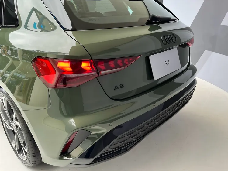 車尾則以楔形燈組搭配肌理肩線，營造出濃厚的跑格風範。周奕豪攝