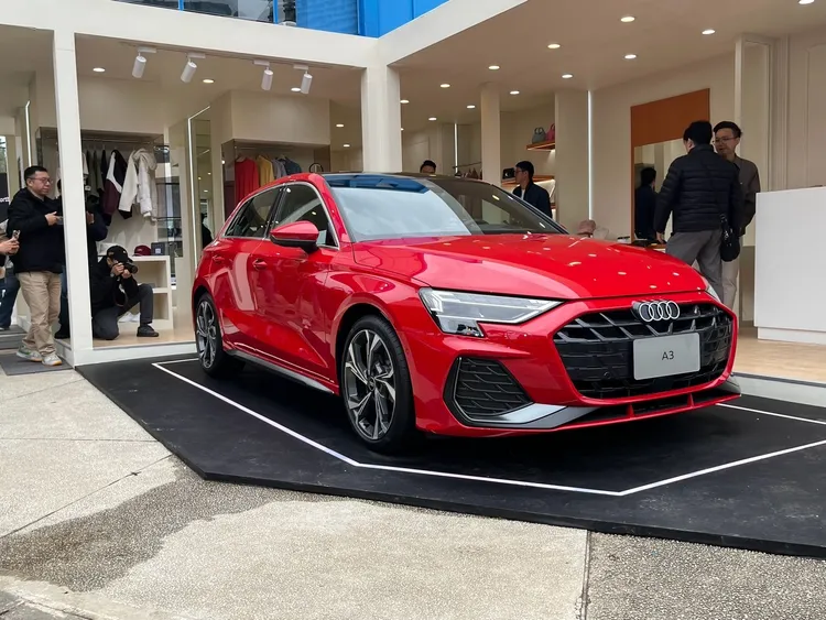 車頭採用全新六邊稜角水箱護罩，結合大型斜角進氣口，進一步強化運動氣息。周奕豪攝