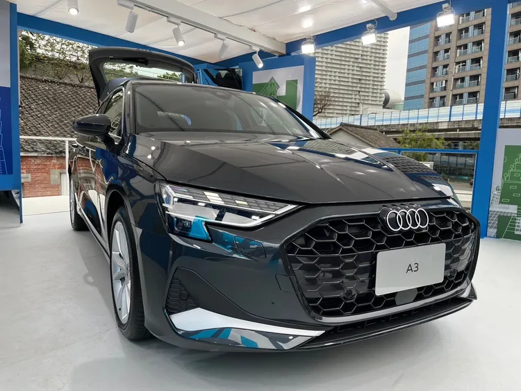 全新A3 Sportback全面標配具備三組數位光型變化的LED極光頭燈，advanced進化版以上車型更配備Matrix矩陣式LED頭燈。周奕豪攝