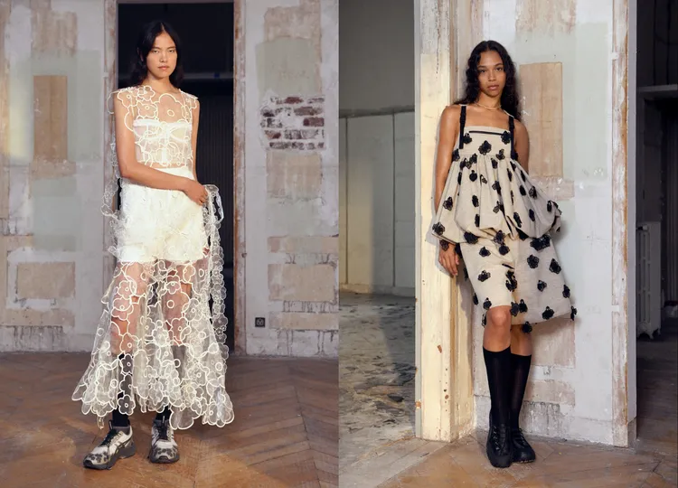 Cecilie Bahnsen 2025春夏系列之中在輕透面料上綴以立體花卉刺繡。品牌提供