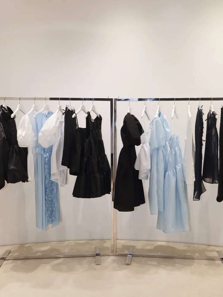 店內帶來一系列浪漫春夏服裝。品牌提供