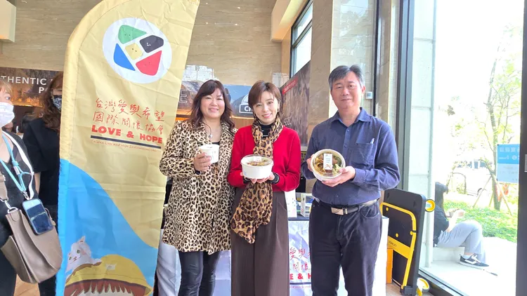 「愛與希望關懷協會」執行長鄧馨庭（左起）、王瞳、動保處處長葉坤松開心合影。民視提供