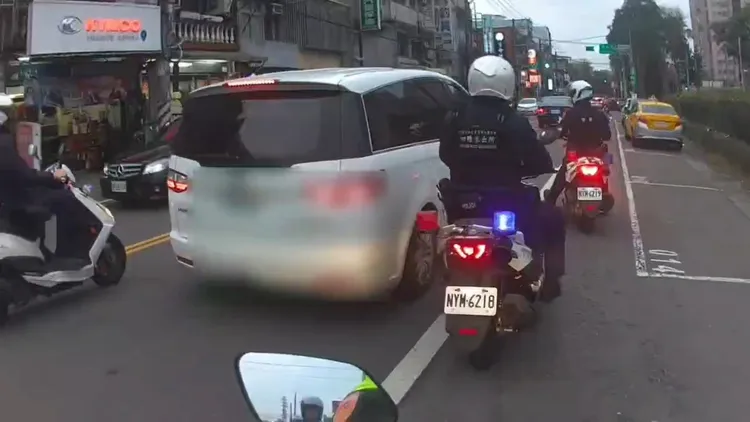 警方攔查小客車。翻攝畫面