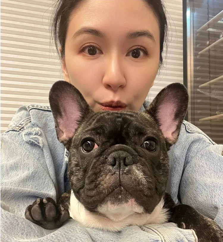 蔡依珊很寵愛犬常曬萌照。翻攝蔡依珊臉書