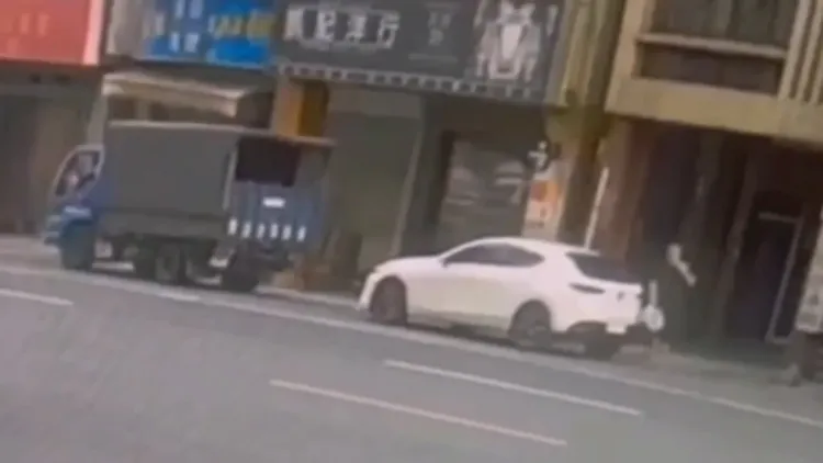 男子趁同夥女子入內時，翻開機車置物箱行竊。翻攝畫面