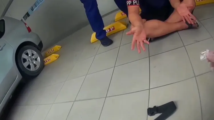 男子被捕時，身上還有子彈1顆、二級毒品依托咪酯煙彈2顆及贓款等物。翻攝畫面