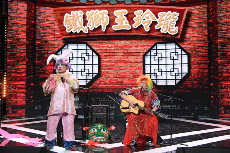 許效舜扮兔子，與澎恰恰重現當天紅極一時的《鐵獅玉玲瓏》。三立提供