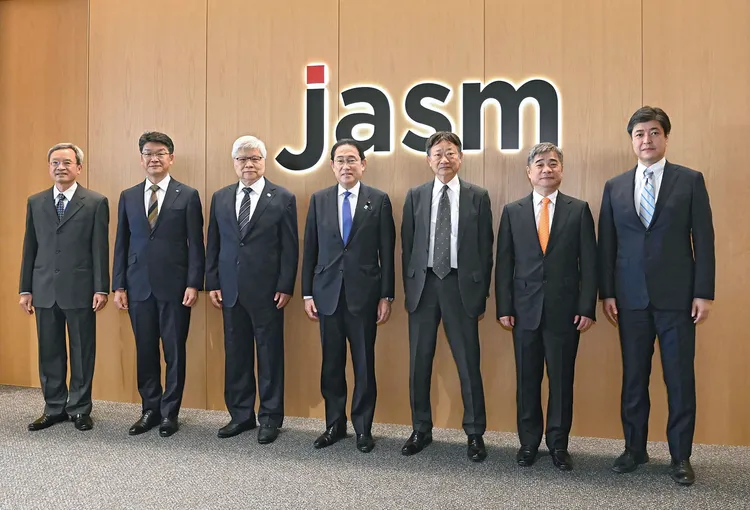 台積電日本熊本廠開幕典禮，時任日本首相岸田文雄（左四）親自出席。美聯社