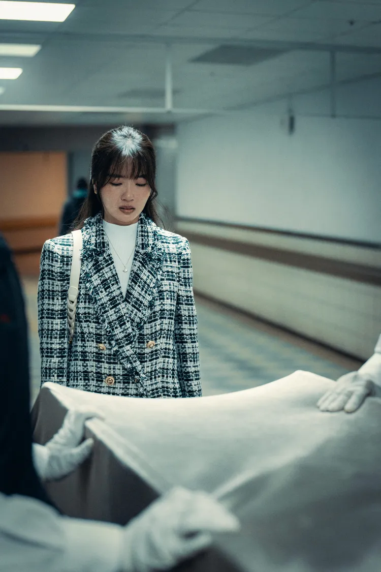 許安植為角色情緒，常擺出撲克臉。公視、中華電信、瀚草文創提供