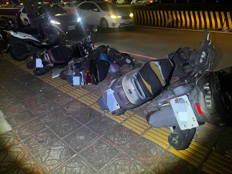 賴姓婦人無端推倒路邊27輛機車，被警方強制送醫。民眾提供