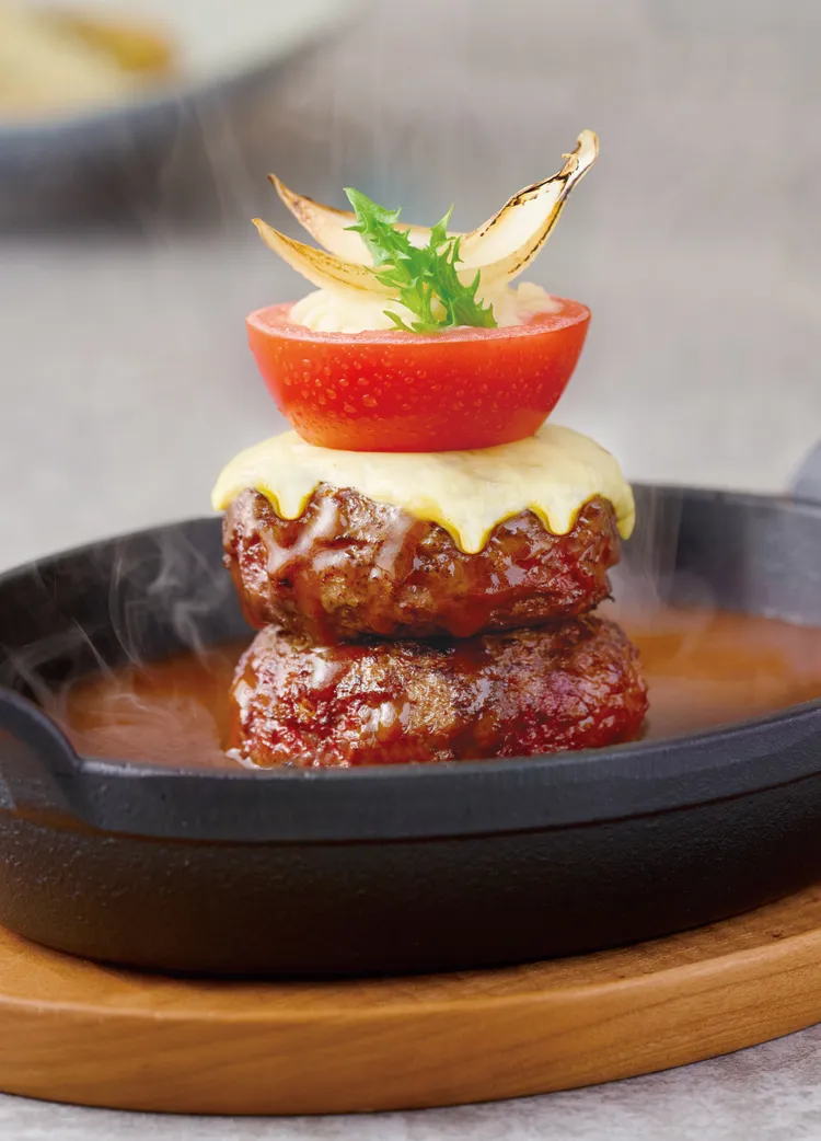 「陶板屋」強調「用心對待每一種關係」，邀請消費者4月底前，兩人同行並出示與同行者關係的證明，且消費2客經典套餐就款待每桌「銷魂漢堡排」1份，本活動唯高雄夢時代店不適用。王品集團提供