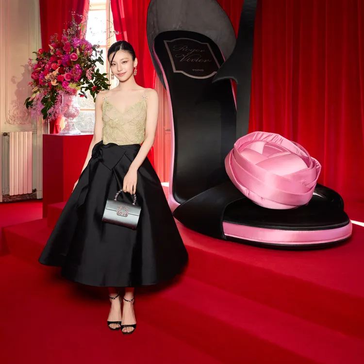 禮志以蕾絲細肩帶、黑色澎裙優雅現身。品題提供