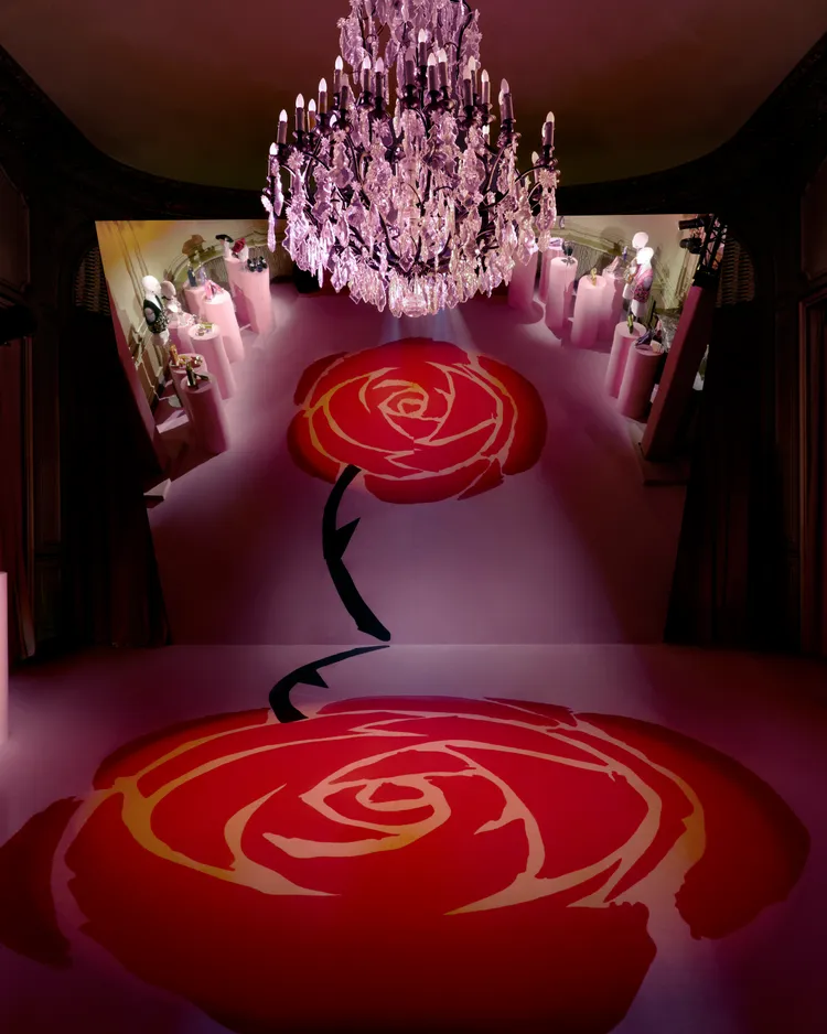 玫瑰成為本季反覆出現的裝飾細節。品題提供