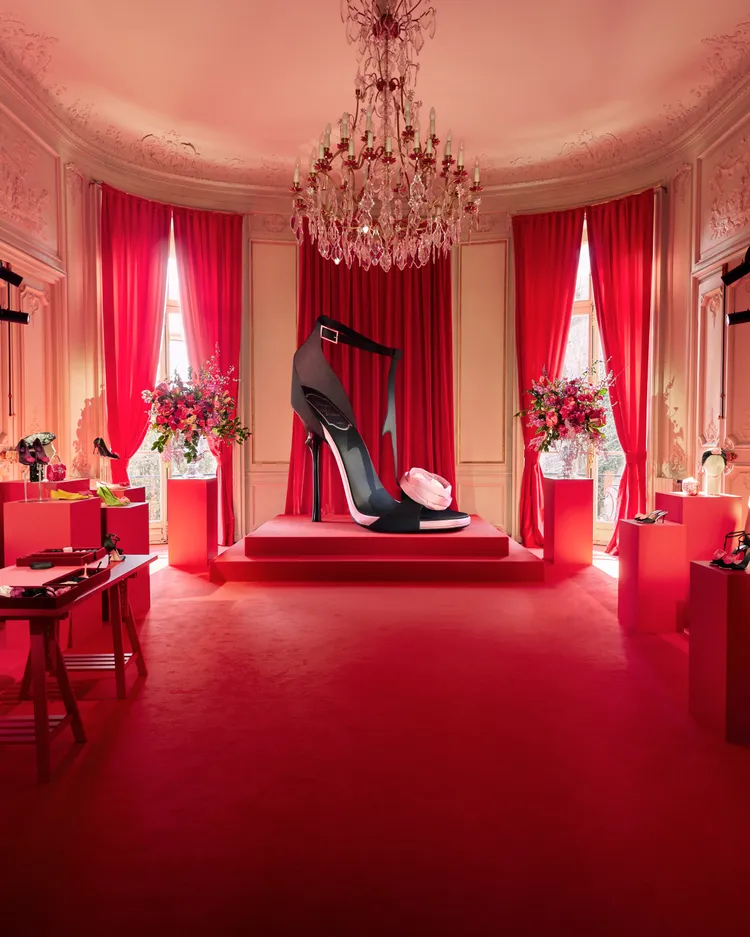 Roger Vivier 2025秋冬系列將主題訂為「LA ROSE VIVIER（玫瑰韻致）」。品題提供