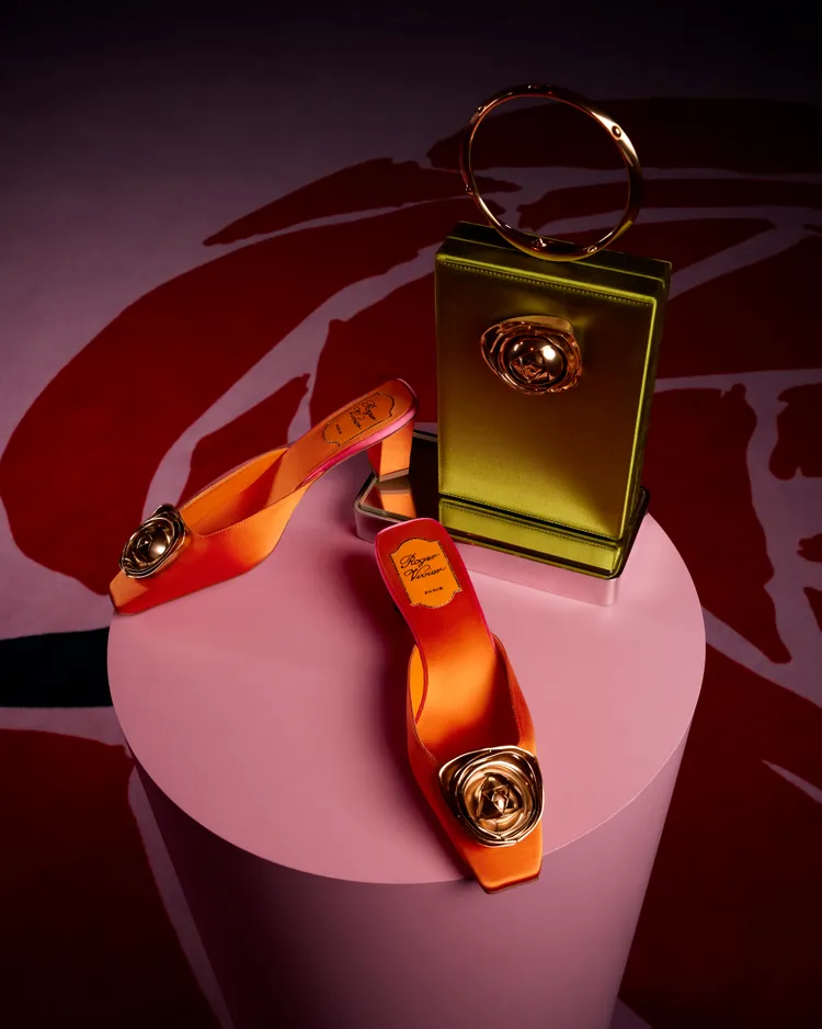 Rose Vivier系列的鞋款、手包皆裝飾著1枚由珠寶工藝打造的雕塑金屬玫瑰。品題提供