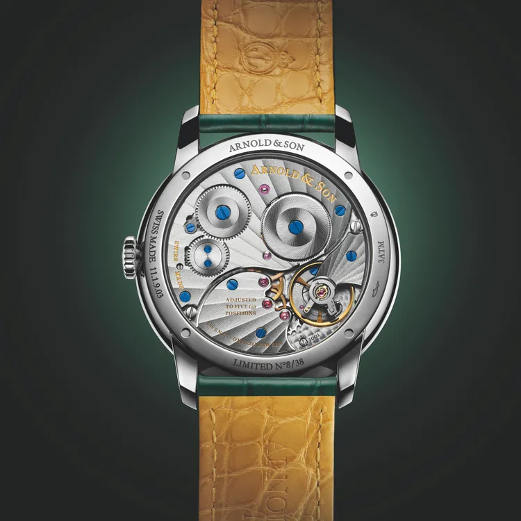Arnold & Son HM Steel Amber精鋼琥珀腕錶，精鋼錶殼，波羅的海琥珀錶盤，帝王綠短吻鱷魚皮錶帶，A&S1001手動上鏈機械機芯，動力儲存90小時，防水深度30米，全球限量38只，1萬9500元瑞士法郎（約72萬7800元台幣）。品牌提供