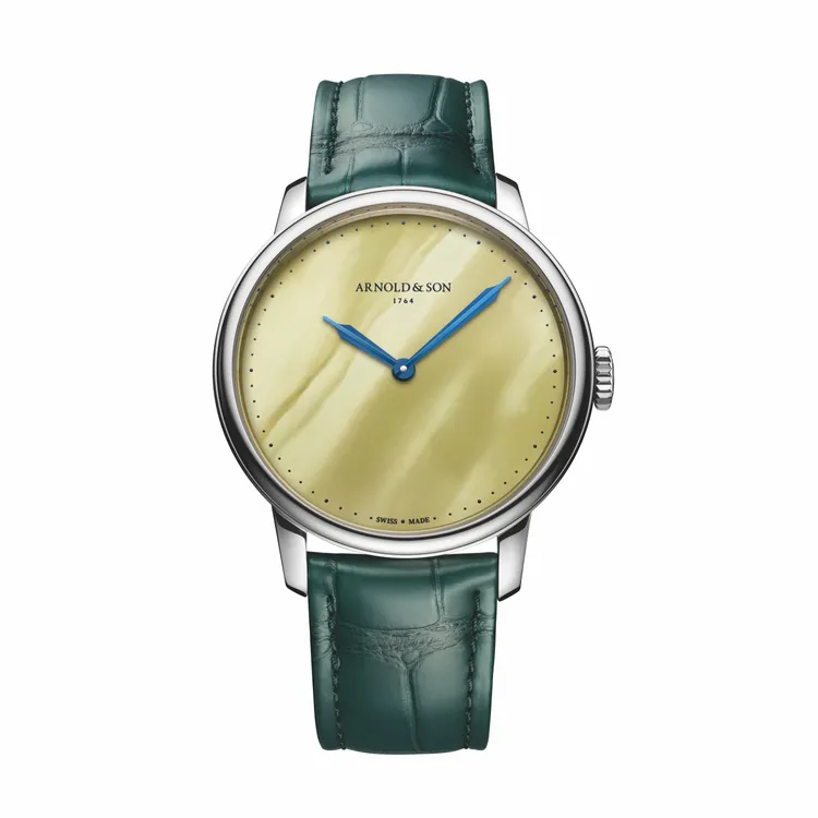 Arnold & Son HM Steel Amber精鋼琥珀腕錶，精鋼錶殼，波羅的海琥珀錶盤，帝王綠短吻鱷魚皮錶帶，A&S1001手動上鏈機械機芯，動力儲存90小時，防水深度30米，全球限量38只，1萬9500元瑞士法郎（約72萬7800元台幣）。品牌提供