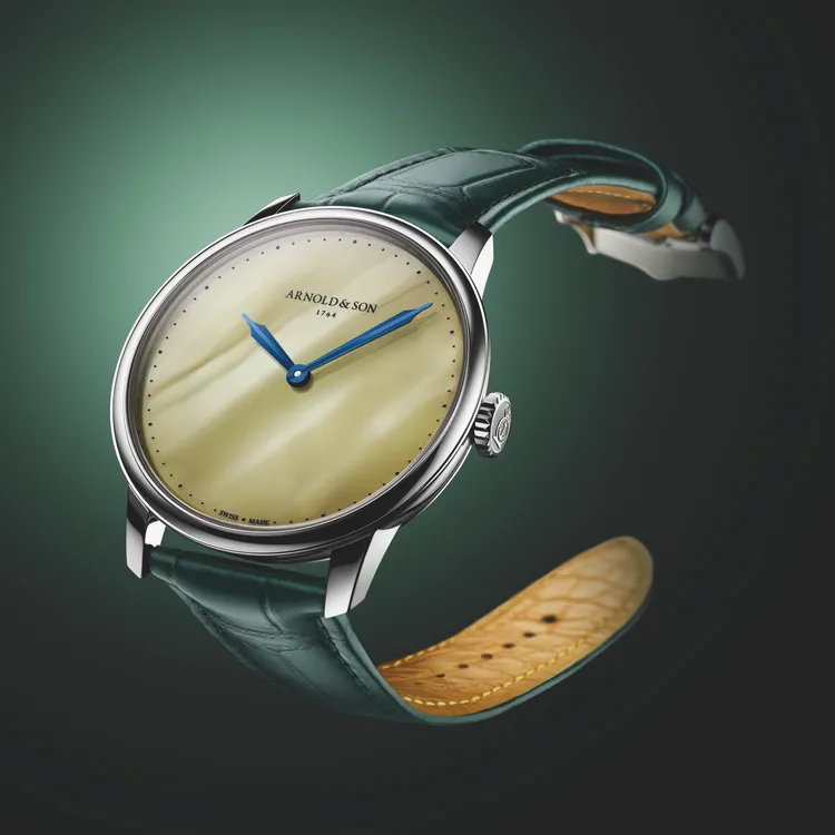 Arnold & Son HM Steel Amber精鋼琥珀腕錶，精鋼錶殼，波羅的海琥珀錶盤，帝王綠短吻鱷魚皮錶帶，A&S1001手動上鏈機械機芯，動力儲存90小時，防水深度30米，全球限量38只，1萬9500元瑞士法郎（約72萬7800元台幣）。品牌提供