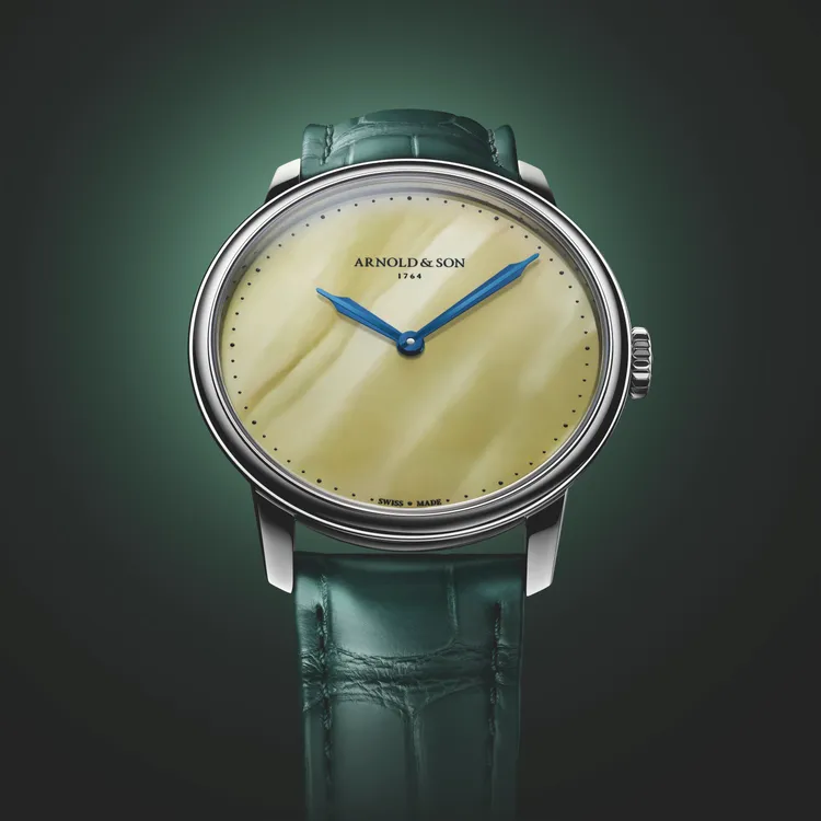 腕錶錶盤以波羅的海琥珀製成。品牌提供