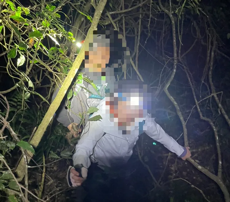 搜救人員找到迷途的登山客。新竹縣消防局提供