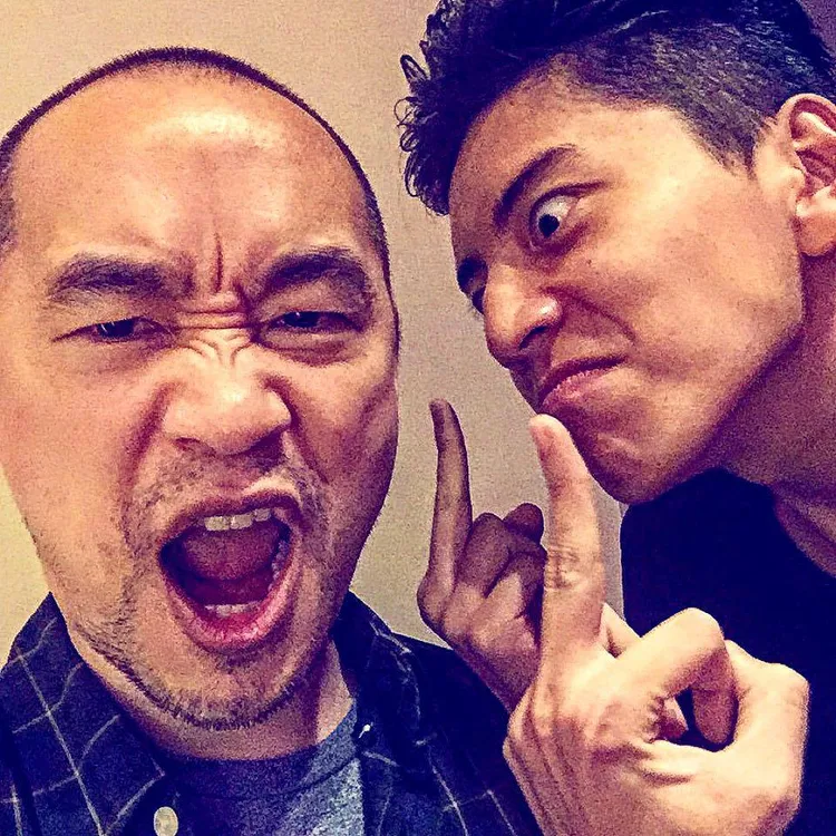 王大陸十年前與黃立成合照時也比中指。翻攝《黃立成 Jeffrey Huang》臉書