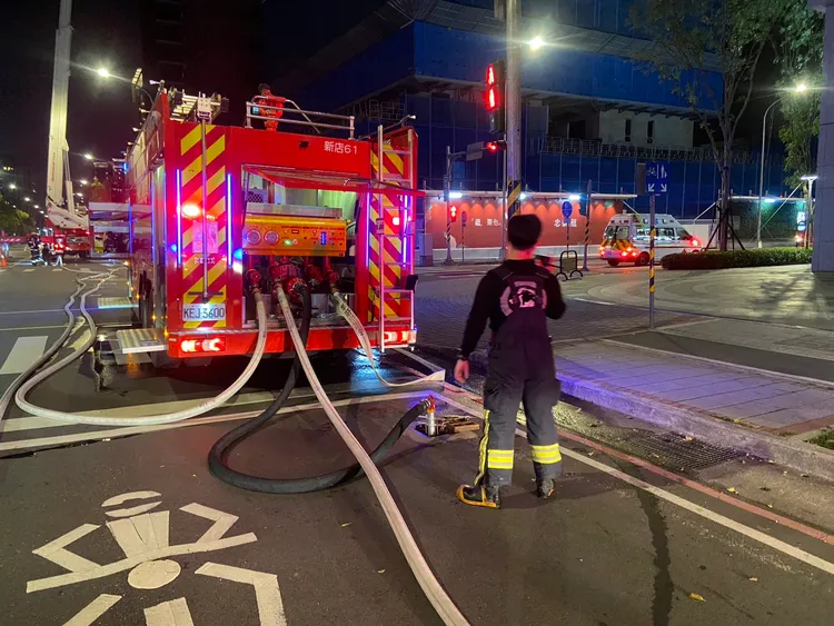 消防局出動大批人車射水灌救，火勢約在一小時內撲滅。翻攝畫面