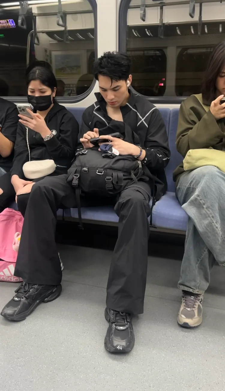 黃偉晉搭火車被網友捕獲，沒想到卻因大長腿被質疑影響旁邊女乘客。圖／翻攝Threads