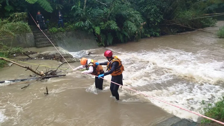搜救人員橫渡架設繩索救援，順利將受困的4人救出。桃園市消防局提供