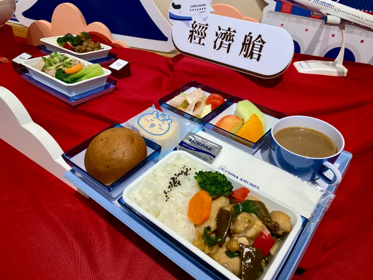 經濟艙餐點首波推出以雙月經典黑松露拌醬快炒的「松露醬燒牛肉飯」等。莊偉祺攝