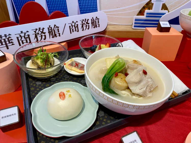 這次聯名餐點於商務艙推出精緻湯麵套餐。莊偉祺攝