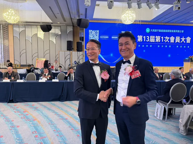 大高雄不動產開發商業同業公會理事長改選，上揚建設董事長洪光佐(左)任期結束，新認為合心開發執行長李正聰接任。葉家銘攝