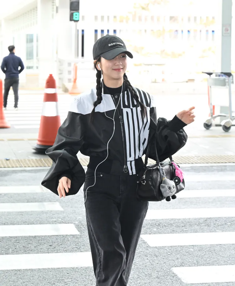Jisoo身著2025春夏女裝Dior Graphique黑白印花飛行員夾克現身機場。品牌提供