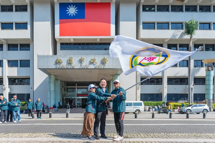 蘇俊賓授旗。桃園市府提供