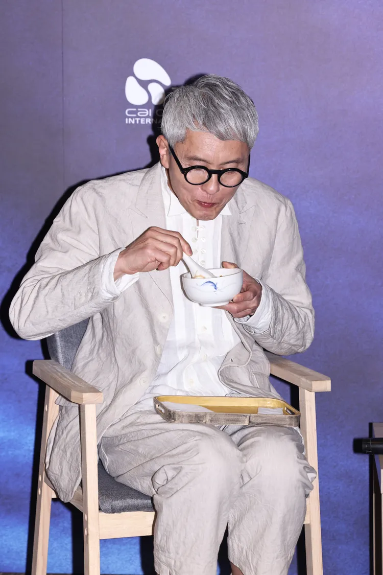 松重豐現場品嘗麵線，大讚湯頭很香、麵條彈牙。攝影中心攝