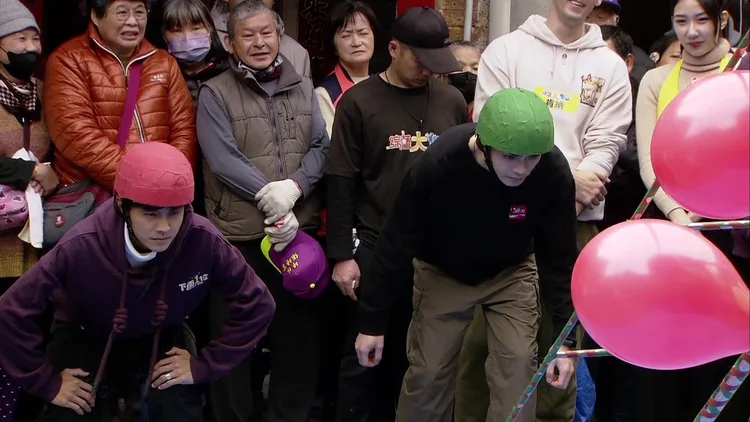 阿翔與民眾奮力比賽。民視提供