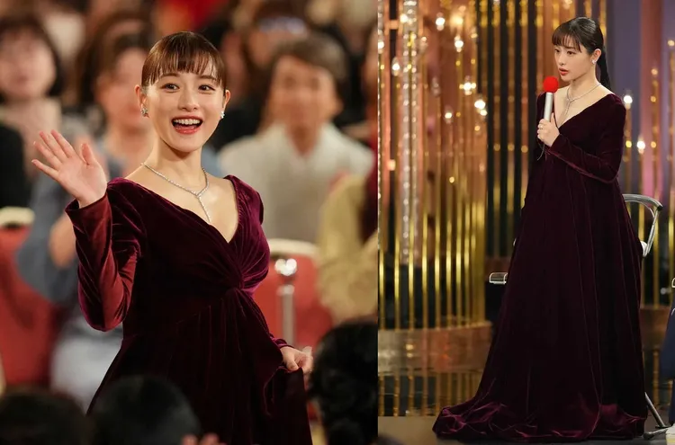 石原里美看起來狀態很好，對著鏡頭揮手，隆起的孕肚引人注目。翻攝日刊體育