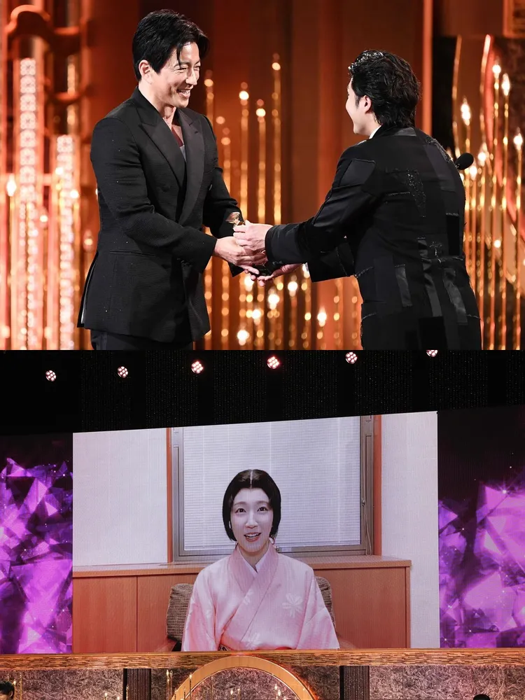 大澤隆夫（上圖）從上屆得主磯村勇斗手上接獲男配角獎座，女配角頒給《嫌疑者的真相》吉岡里帆。翻攝日刊體育