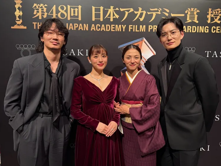 綾野剛（左起）、石原里美、滿島光、岡田將生合影，星光熠熠。翻攝日本電影學院獎X