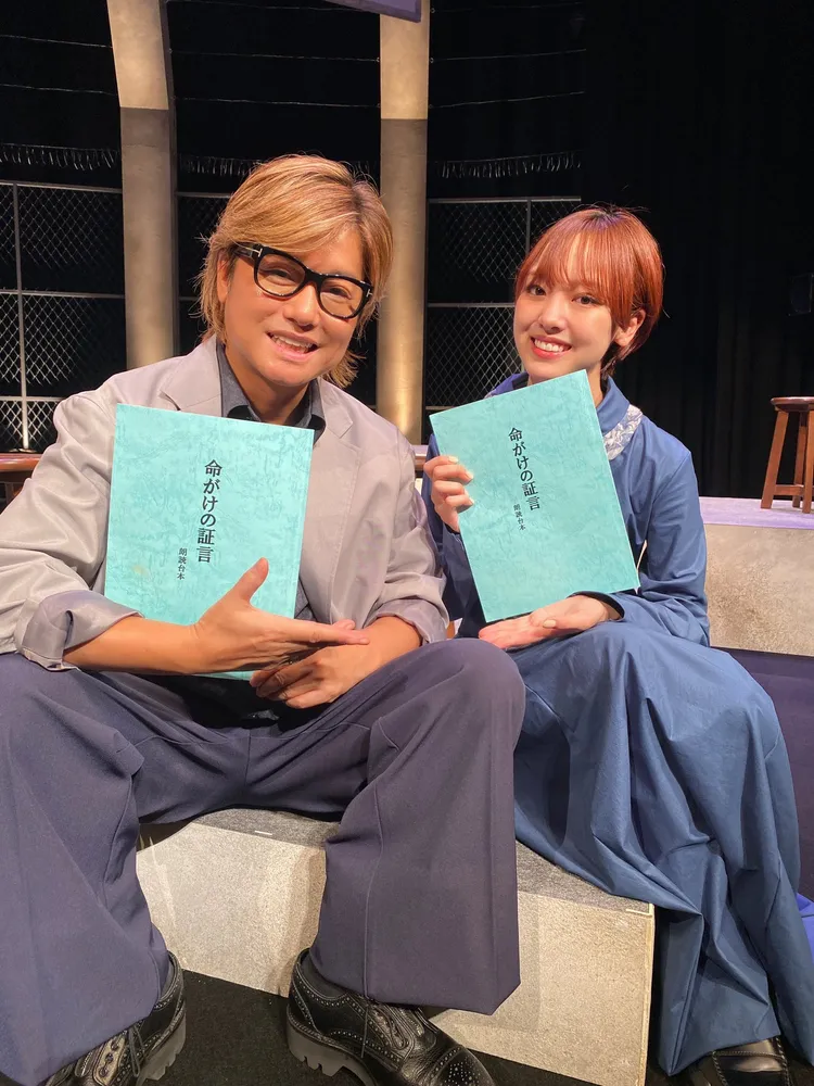森久保祥太郎（左）和飯窪春菜一起演出《誓死的證言》朗讀劇。翻攝飯窪春菜X