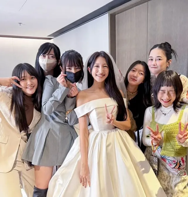 新娘子一粒與好友們合影。翻攝關關關兒IG