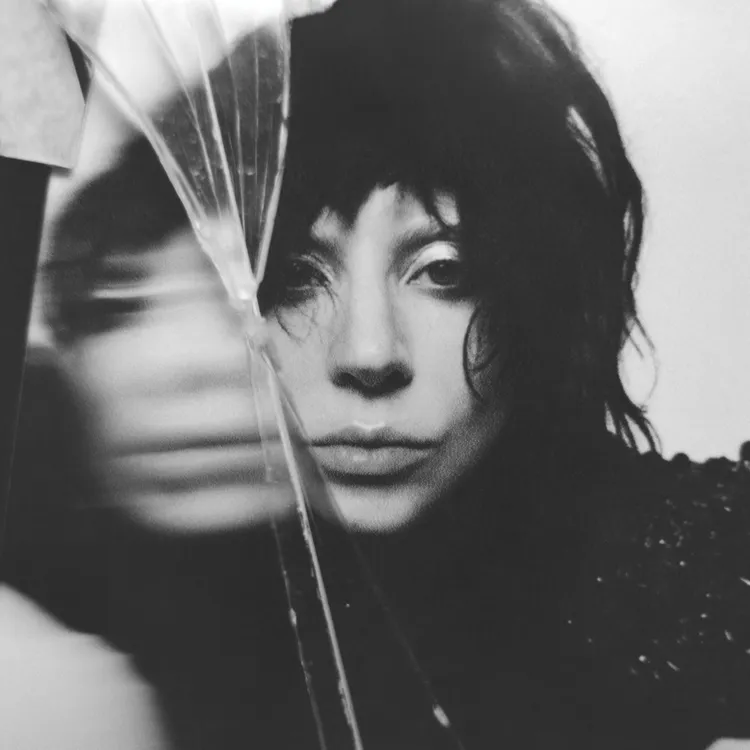 女神卡卡以專輯中的歌曲《Blade of Grass》向未婚夫致謝。環球音樂提供