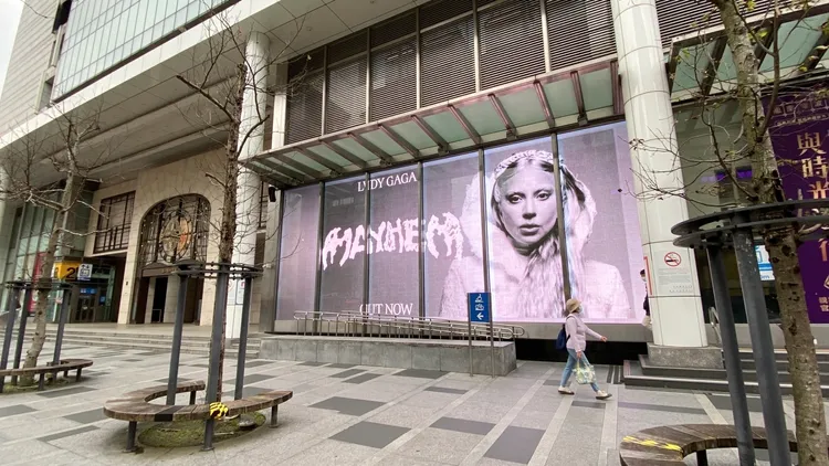 女神卡卡在台北4處廣告牆現蹤。環球音樂提供