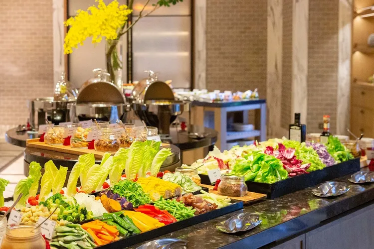 LED燈無農藥種植蔬菜的「繽紛鮮蔬沙拉區」。台北萬豪提供