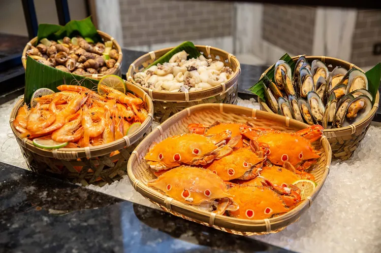 Garden Kitchen吃到飽餐檯包含「極鮮海物Bar」等主題。台北萬豪提供