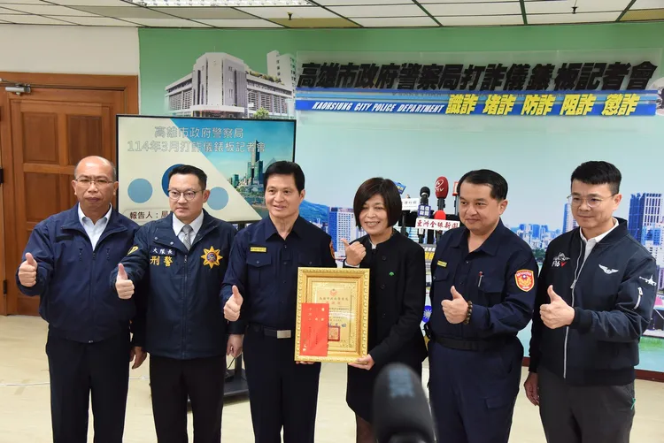 國泰世華銀行分行盧副理，自113年迄今成功攔阻達49件，警局19日予以表揚。翻攝畫面