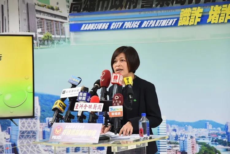 國泰世華銀行分行盧副理，自113年迄今成功攔阻達49件，警局19日予以表揚。翻攝畫面