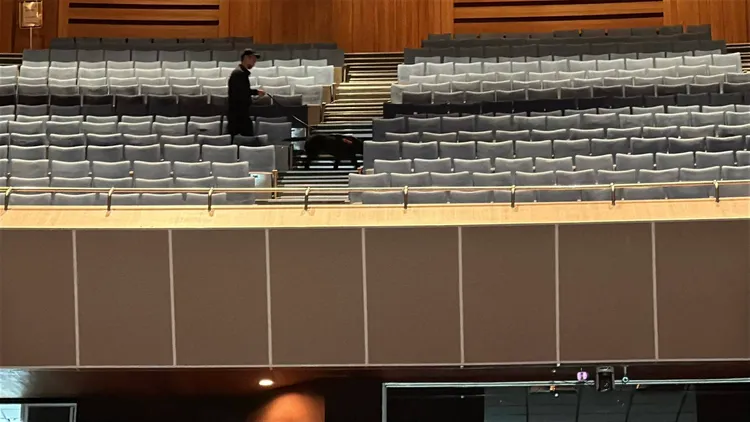 警方出動防爆犬搜索學士路中山堂。民眾提供