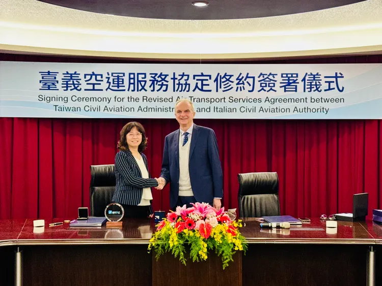 民航局長何淑萍（左）與義大利民航局主席皮耶路易吉翁貝托迪帕爾馬（Pierluigi Umberto Di Palma）完成修約簽署。民航局提供