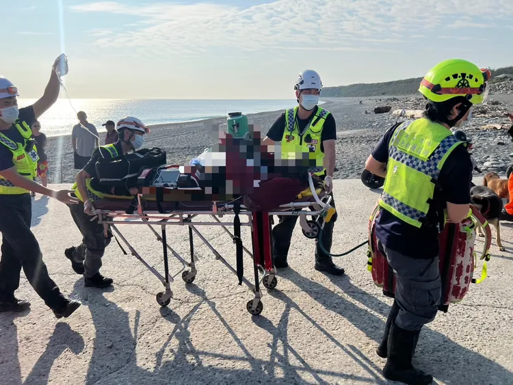 七星潭落海婦人獲救送醫。第12岸巡隊提供