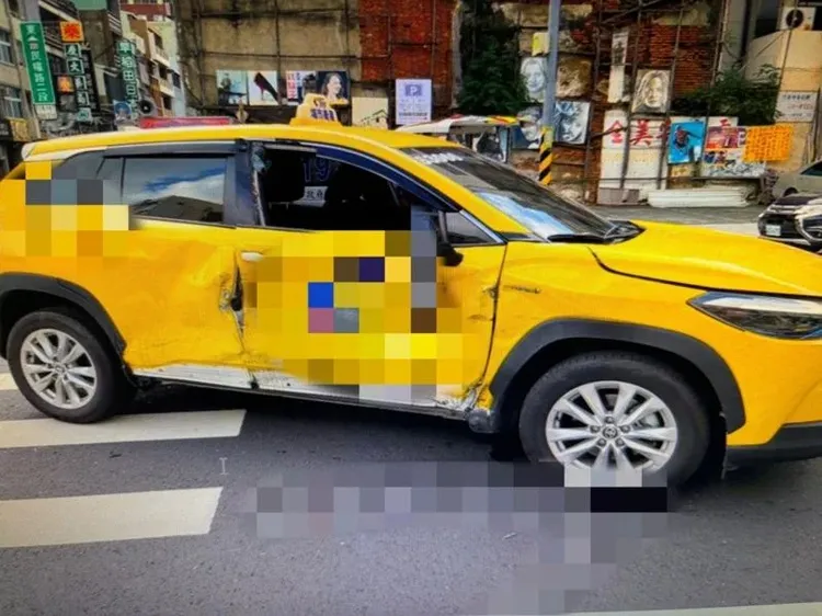 計程車左轉時與直行機車碰撞，騎士張男重傷送醫不治。民眾提供